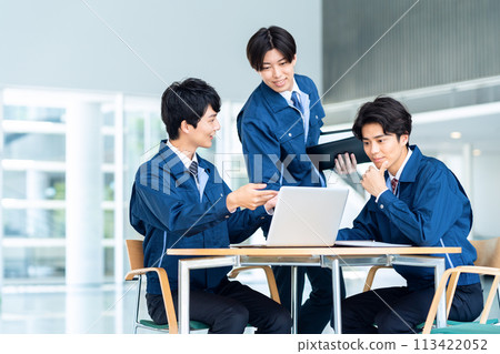 一位年輕男工程師穿著工作服開會 113422052