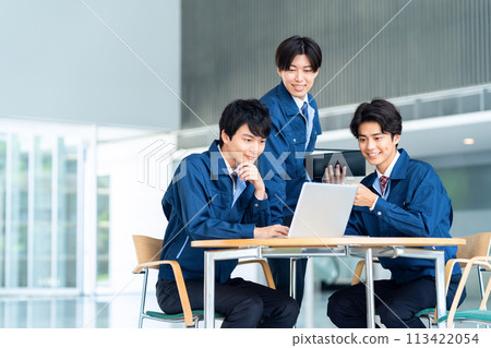 一位年輕男工程師穿著工作服開會 一位年輕男工程師穿著工作服開會 113422054