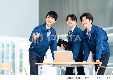 一位年輕男工程師穿著工作服開會 113422057