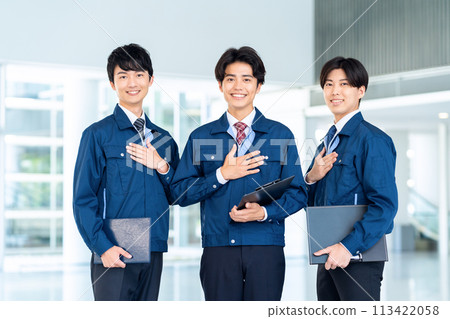 一位年輕男工程師穿著工作服開會 113422058