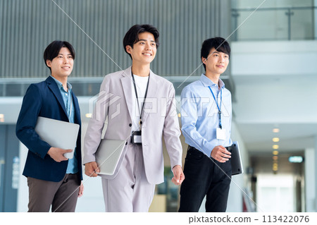 年輕男性工程師開會 113422076