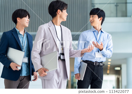 年輕男性工程師開會 113422077