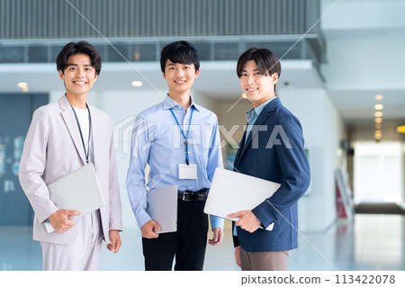 年輕男性工程師開會 113422078