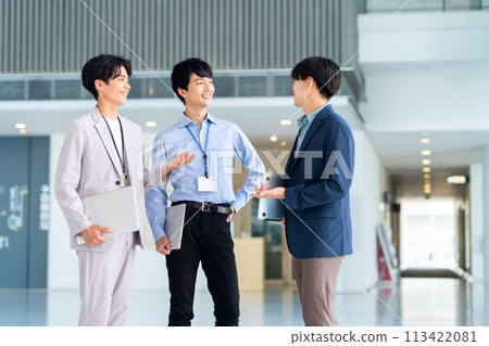 年輕男性工程師開會 113422081