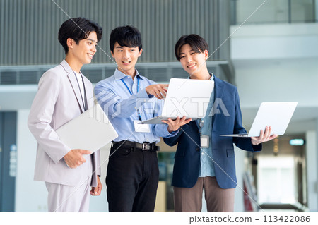 Young male engineers having a meeting 113422086