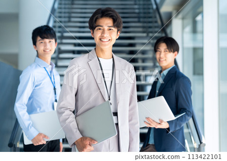 年輕男性工程師開會 113422101