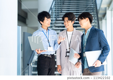 年輕男性工程師開會 113422102