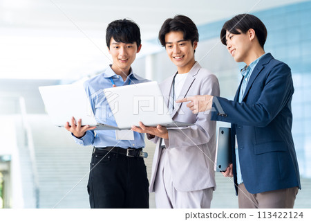 年輕男性工程師開會 113422124