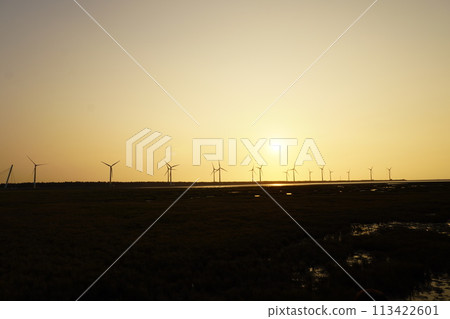 [Taiwan] Sunset and windmills at Gaomei Wetlands 113422601
