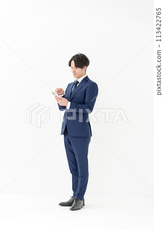 商人全身智慧型手機 113422765