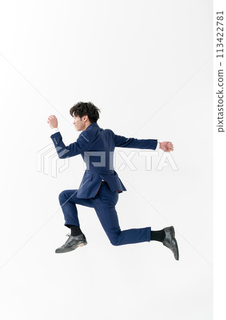 商務男人全身跳躍 113422781