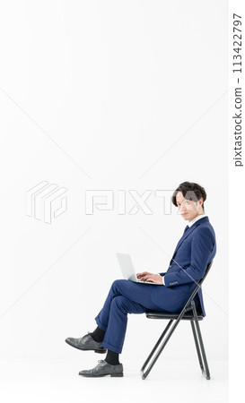 商人，全身，側身，坐在電腦上 113422797