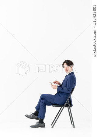 商人,全身,側身,坐著,智慧型手機 商人,全身,側身,坐著,智慧型手機 113422803