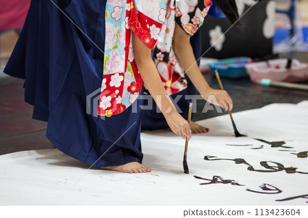 一名女子在表演書法 一名女子在表演書法 113423604