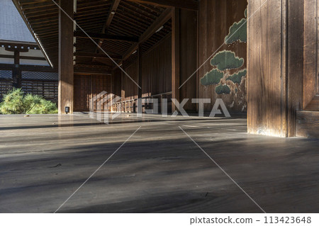 Noh Theatre and Yasukuni Shrine, where the winter sun warms the wooden boards 113423648