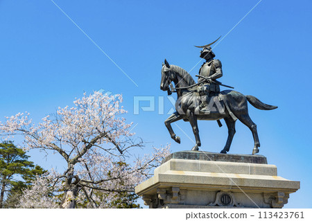 青葉城遺址，櫻花盛開，伊達政宗騎馬像 113423761