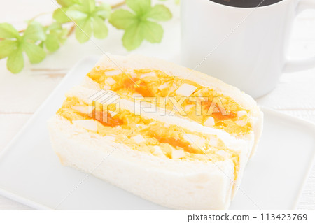 美味的雞蛋三明治和熱咖啡 113423769