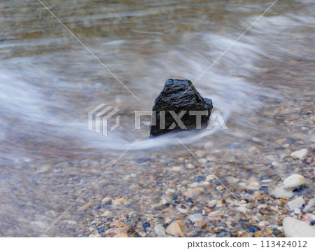 一顆卵石被海浪吞沒 一顆卵石被海浪吞沒 113424012