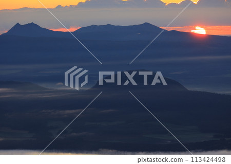 Sunrise seen from Tsubetsu Pass Sunrise seen from Tsubetsu Pass 113424498