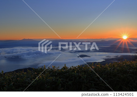 The rising sun over the sea of clouds 113424501
