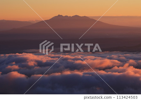 A mountain floating in the sea of clouds 113424503