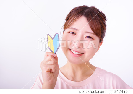 穿著運動服、有初學者標記的女人 穿著運動服、有初學者標記的女人 113424591