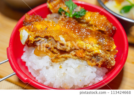 在戶外吃的豬排蓋飯 113424668