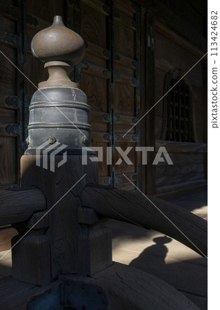 護國寺文京區正殿走廊上的吉祥柱和它的影子 護國寺文京區正殿走廊上的吉祥柱和它的影子 113424682