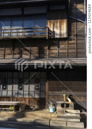 Wooden fences, glass screens, and a well pump create a warm and nostalgic atmosphere in Zoshigaya, Toshima Ward. Wooden fences, glass screens, and a well pump create a warm and nostalgic atmosphere in Zoshigaya, Toshima Ward. 113424684