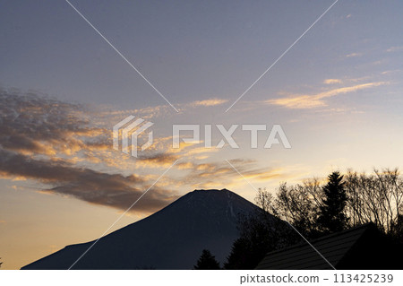 忍野村,富士山上的夕陽將雲染成茜紅色 忍野村,富士山上的夕陽將雲染成茜紅色 113425239