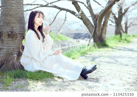 櫻花下喝水的女人 113425330