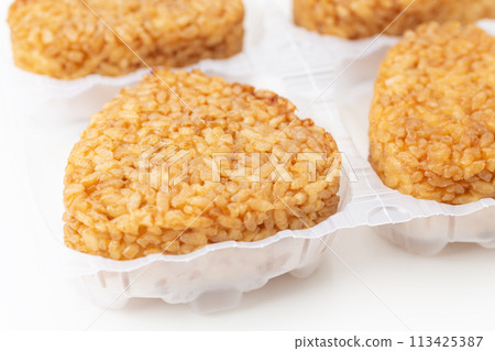 冷凍烤飯糰白色背景 113425387