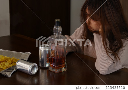 A woman who is drunk and drunk A woman who is drunk and drunk 113425510