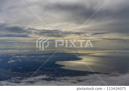 下中央可以看到富津岬，夕陽照耀下的東京灣平靜而平靜。 113426075