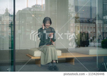 一名女子漫步在東京車站前丸之內的街道上 113426446