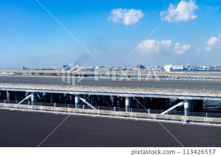 機場飛機 羽田機場 引擎早晨明亮的控制塔航站樓 D 跑道 機場飛機 羽田機場 引擎早晨明亮的控制塔航站樓 D 跑道 113426557