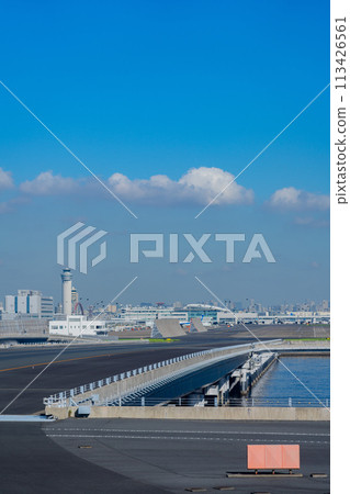 機場飛機 羽田機場 引擎早晨明亮的控制塔航站樓 D 跑道 機場飛機 羽田機場 引擎早晨明亮的控制塔航站樓 D 跑道 113426561