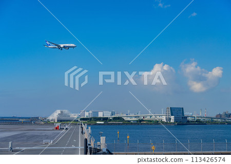 機場飛機 羽田機場 引擎早晨明亮的控制塔航站樓 D 跑道 機場飛機 羽田機場 引擎早晨明亮的控制塔航站樓 D 跑道 113426574