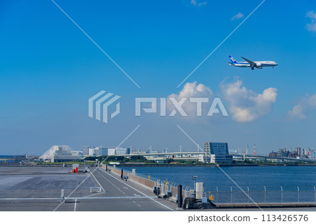 Airport, airplane, Haneda Airport, engine, morning, bright, control tower, terminal, runway D Airport, airplane, Haneda Airport, engine, morning, bright, control tower, terminal, runway D 113426576