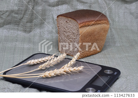 Dry ears on the scales nearby are banknotes, the global food crisis, grain exports, crop growth. 113427633