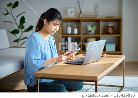 在家遠程工作的年輕女商人 113429050