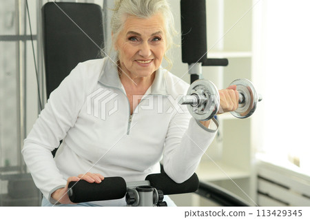 Beautiful elderly woman exercising in the gym 113429345