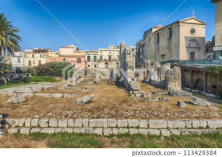 Temple of Apollo, landmark on Ortygia Island, Syracuse, Sicily, Italy 113429384
