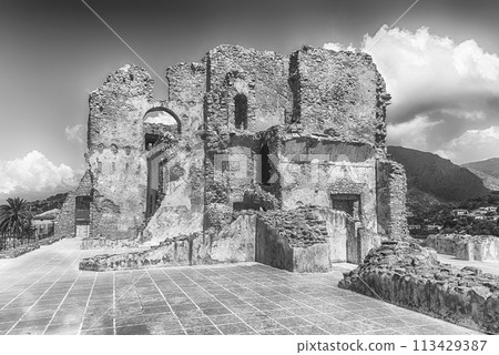 Ruins of an old castle in south of Italy 113429387