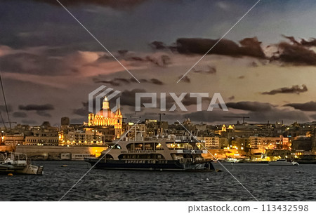 Beautiful sunset at Sliema embankment, Malta with the view on light city 113432598