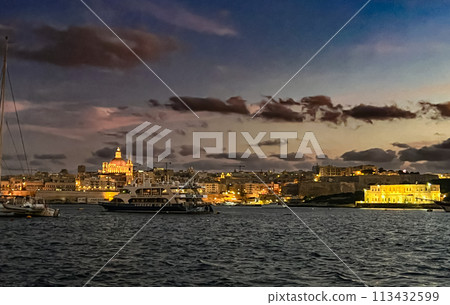 Beautiful sunset at Sliema embankment, Malta with the view on light city 113432599