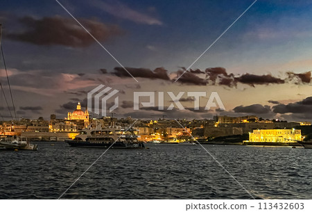 Beautiful sunset at Sliema embankment, Malta with the view on light city 113432603
