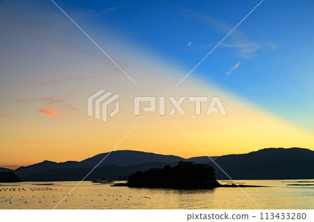 日落時瀨戶內天空中的新月 113433280