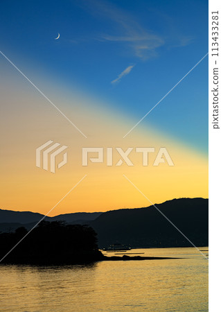 日落時瀨戶內天空中的新月 113433281