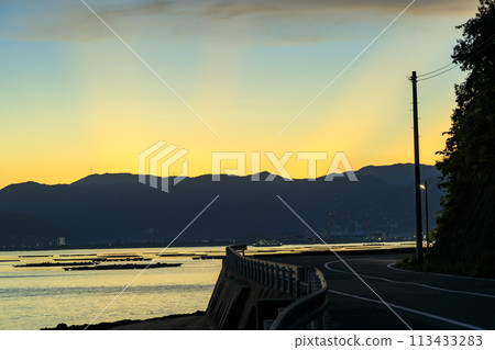 瀨戶內海的夜景，餘輝的光芒延伸到天空 113433283
